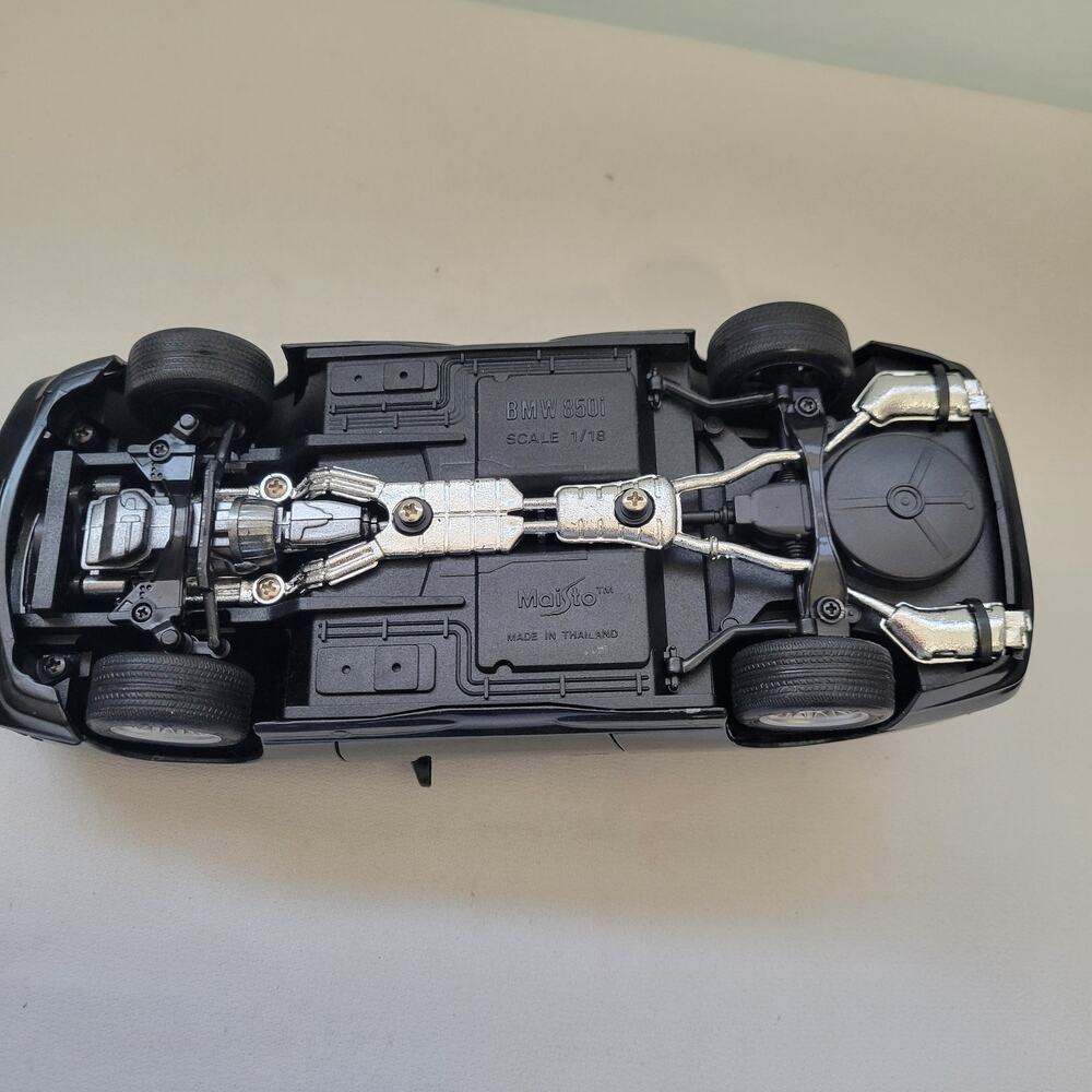Maisto Vintage 1990 1/18 Scale Diecast Model Car Black BMW 850i  6226-1Box7 - Picture 8 of 9